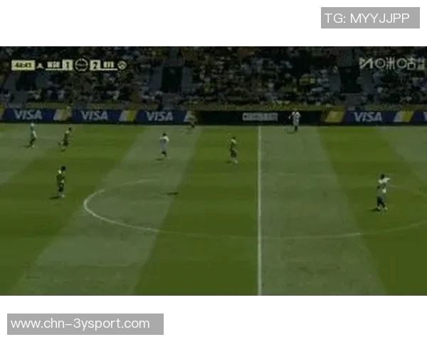 多特高层与球员赛后安慰小贝林厄姆因解围失误致拜仁进球